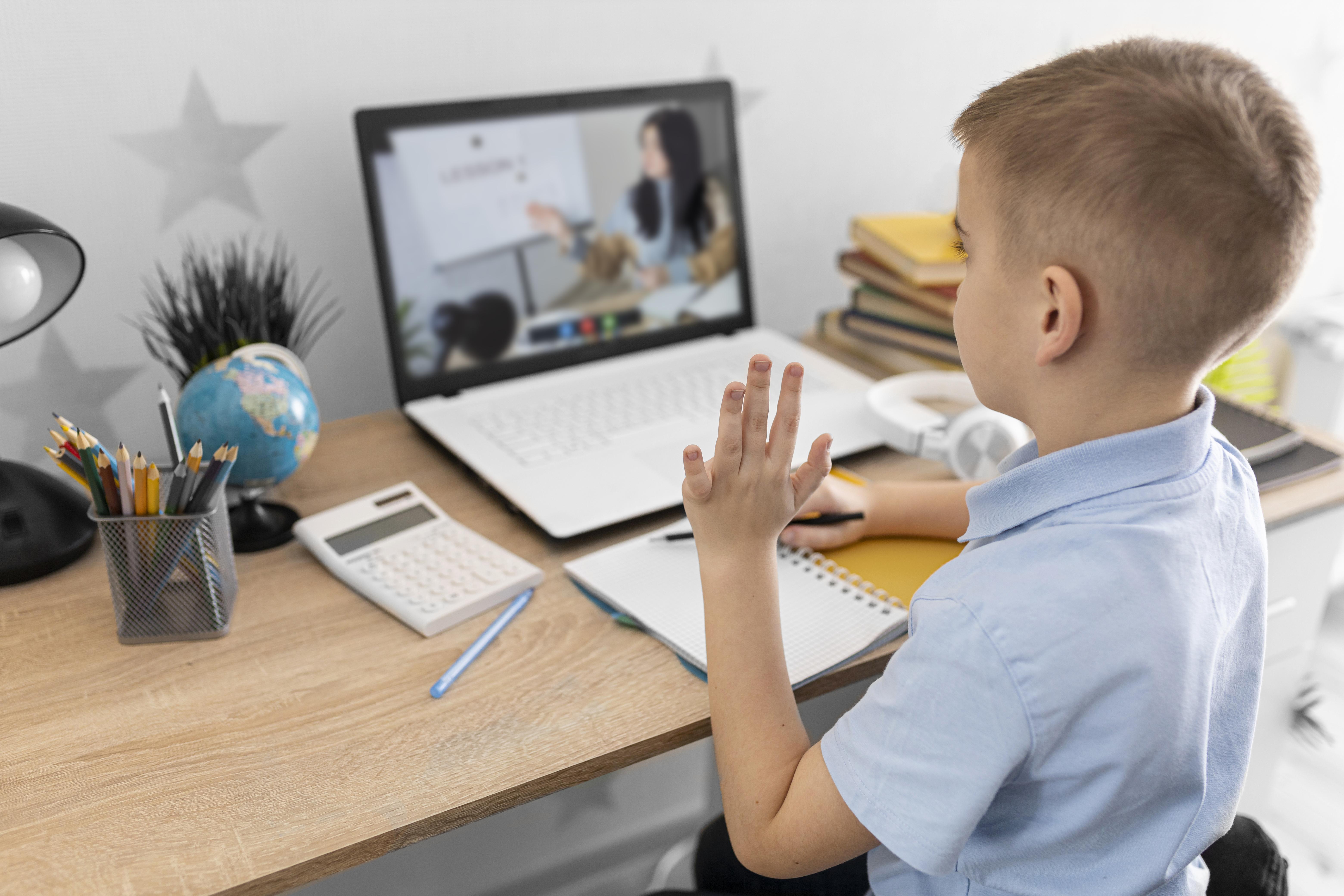 Immagine di un bambino in videolezione in linguaggio LIS